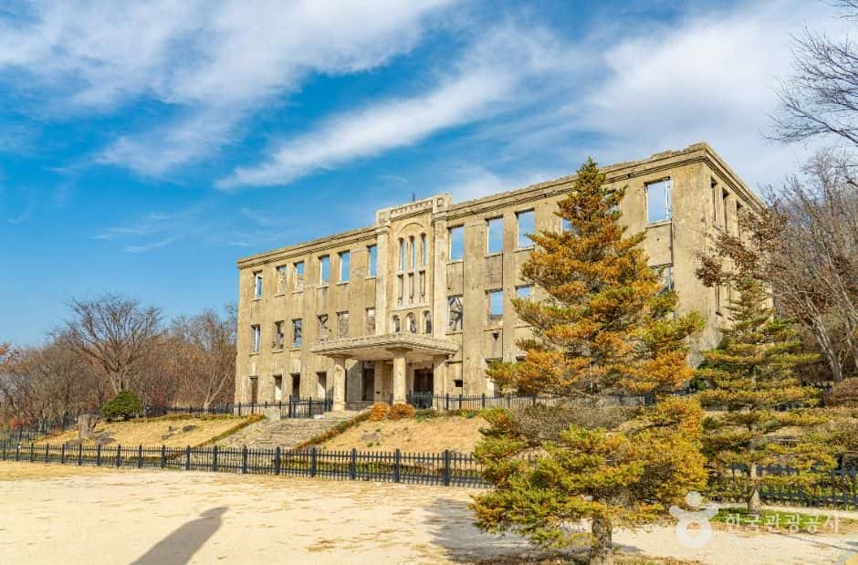 철원 노동당사 — 반려동물 동반 관광지