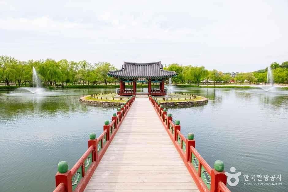 서동공원과 궁남지 — 반려동물 동반 관광지